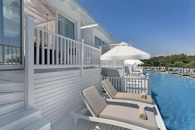 Maldive House (Swim Up)