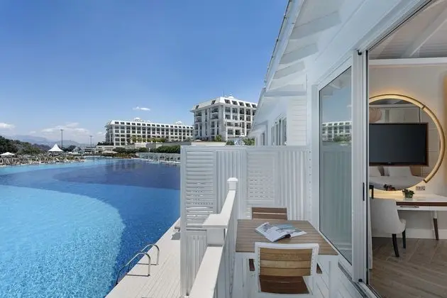 Maldive House (Swim Up)