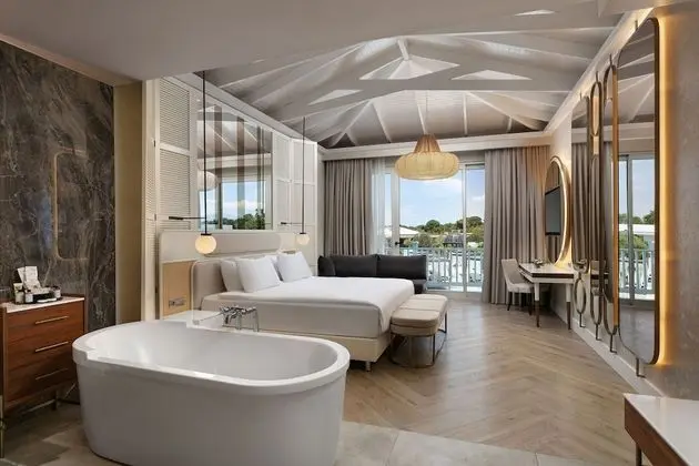 Maldive House (Swim Up)