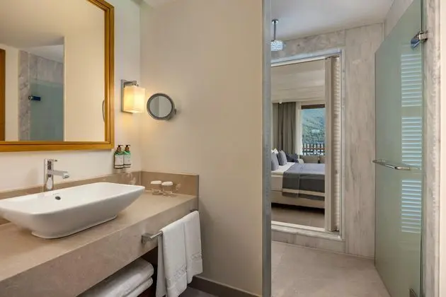 https://images.etstur.com/imgproxy/resize/2560x1440/files/images/hotelImages/etsrooms/314/Titanic_Luxury_Collection_Bodrum_20250813173819_0.jpg