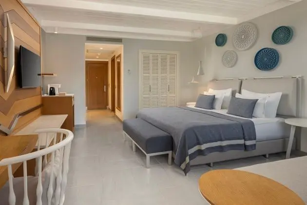 https://images.etstur.com/imgproxy/resize/2560x1440/files/images/hotelImages/etsrooms/314/Titanic_Luxury_Collection_Bodrum_20250813173820_1.jpg