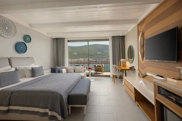 https://images.etstur.com/imgproxy/resize/2560x1440/files/images/hotelImages/etsrooms/314/Titanic_Luxury_Collection_Bodrum_20250813173846_0.jpg