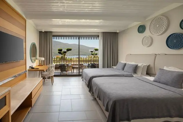 https://images.etstur.com/imgproxy/resize/2560x1440/files/images/hotelImages/etsrooms/314/Titanic_Luxury_Collection_Bodrum_20250813173953_0.jpg