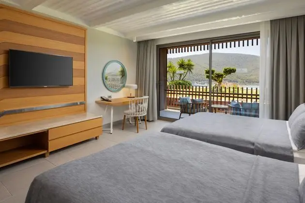 https://images.etstur.com/imgproxy/resize/2560x1440/files/images/hotelImages/etsrooms/314/Titanic_Luxury_Collection_Bodrum_20250813173954_1.jpg