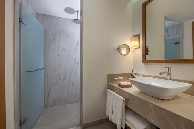 https://images.etstur.com/imgproxy/resize/2560x1440/files/images/hotelImages/etsrooms/314/Titanic_Luxury_Collection_Bodrum_20250813173956_3.jpg