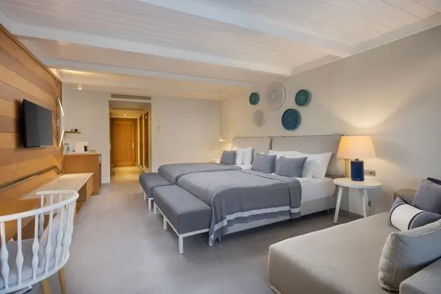 https://images.etstur.com/imgproxy/resize/2560x1440/files/images/hotelImages/etsrooms/314/Titanic_Luxury_Collection_Bodrum_20250813174316_0.jpg