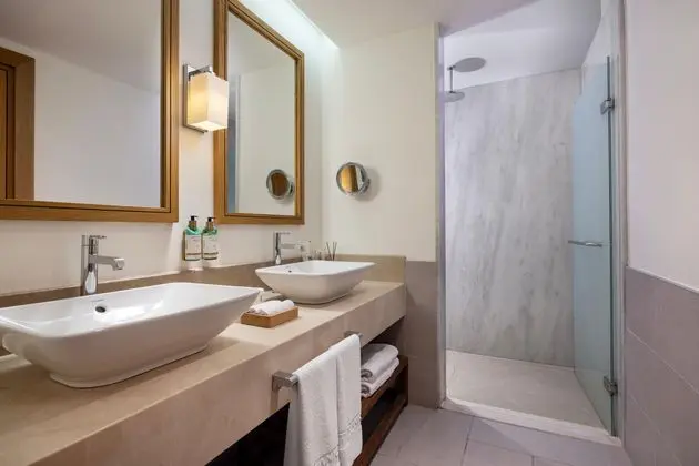 https://images.etstur.com/imgproxy/resize/2560x1440/files/images/hotelImages/etsrooms/314/Titanic_Luxury_Collection_Bodrum_20250813174317_2.jpg