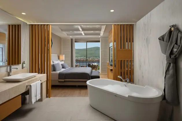 https://images.etstur.com/imgproxy/resize/2560x1440/files/images/hotelImages/etsrooms/314/Titanic_Luxury_Collection_Bodrum_20250813174549_1.jpg