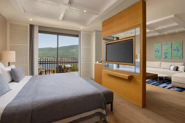 https://images.etstur.com/imgproxy/resize/2560x1440/files/images/hotelImages/etsrooms/314/Titanic_Luxury_Collection_Bodrum_20250813174550_2.jpg
