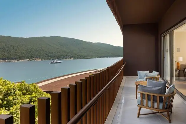 https://images.etstur.com/imgproxy/resize/2560x1440/files/images/hotelImages/etsrooms/314/Titanic_Luxury_Collection_Bodrum_20250813174615_1.jpg