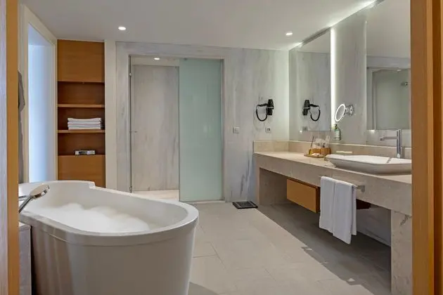 https://images.etstur.com/imgproxy/resize/2560x1440/files/images/hotelImages/etsrooms/314/Titanic_Luxury_Collection_Bodrum_20250813174649_1.jpg