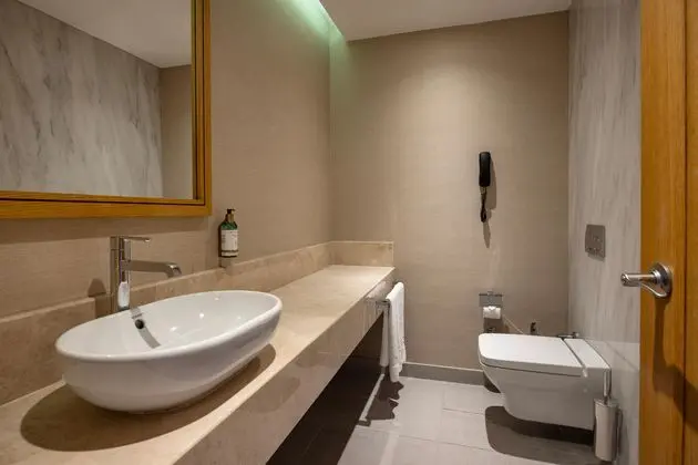 https://images.etstur.com/imgproxy/resize/2560x1440/files/images/hotelImages/etsrooms/314/Titanic_Luxury_Collection_Bodrum_20250813174650_2.jpg