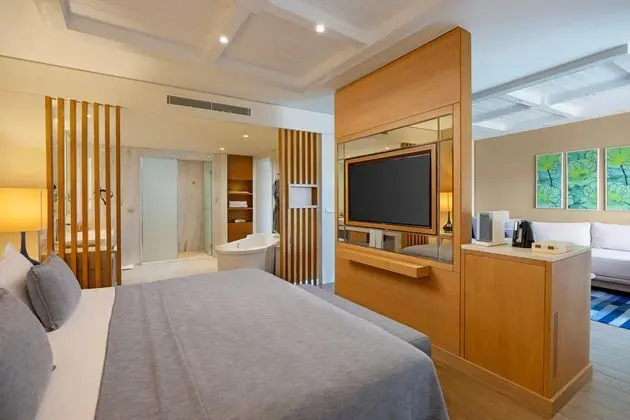 https://images.etstur.com/imgproxy/resize/2560x1440/files/images/hotelImages/etsrooms/314/Titanic_Luxury_Collection_Bodrum_20250814092030_0.jpg