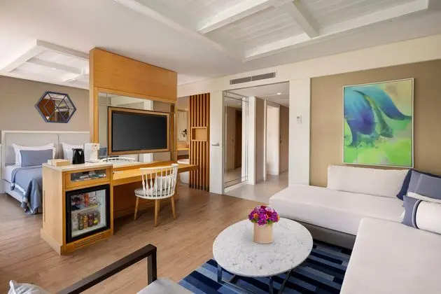 https://images.etstur.com/imgproxy/resize/2560x1440/files/images/hotelImages/etsrooms/314/Titanic_Luxury_Collection_Bodrum_20250814092032_2.jpg