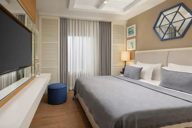 https://images.etstur.com/imgproxy/resize/2560x1440/files/images/hotelImages/etsrooms/314/Titanic_Luxury_Collection_Bodrum_20250814093023_0.jpg