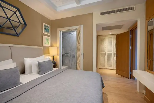 https://images.etstur.com/imgproxy/resize/2560x1440/files/images/hotelImages/etsrooms/314/Titanic_Luxury_Collection_Bodrum_20250814093024_1.jpg