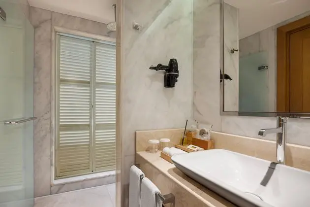 https://images.etstur.com/imgproxy/resize/2560x1440/files/images/hotelImages/etsrooms/314/Titanic_Luxury_Collection_Bodrum_20250814093025_2.jpg