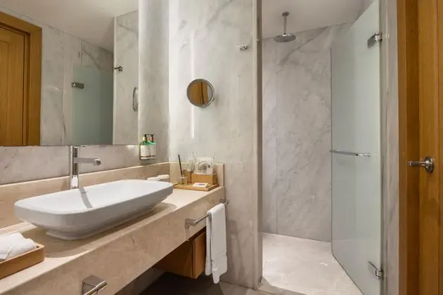 https://images.etstur.com/imgproxy/resize/2560x1440/files/images/hotelImages/etsrooms/314/Titanic_Luxury_Collection_Bodrum_20250814093236_0.jpg