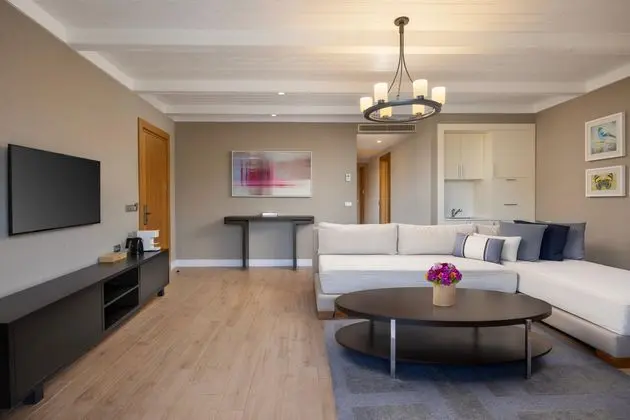 https://images.etstur.com/imgproxy/resize/2560x1440/files/images/hotelImages/etsrooms/314/Titanic_Luxury_Collection_Bodrum_20250814093238_2.jpg