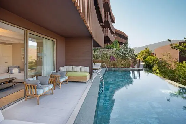 https://images.etstur.com/imgproxy/resize/2560x1440/files/images/hotelImages/etsrooms/314/Titanic_Luxury_Collection_Bodrum_20250814093311_1.jpg