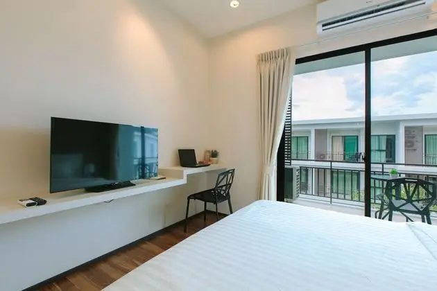 Studio with Pool Access