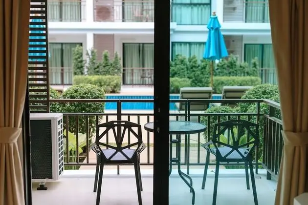 Studio with Pool Access