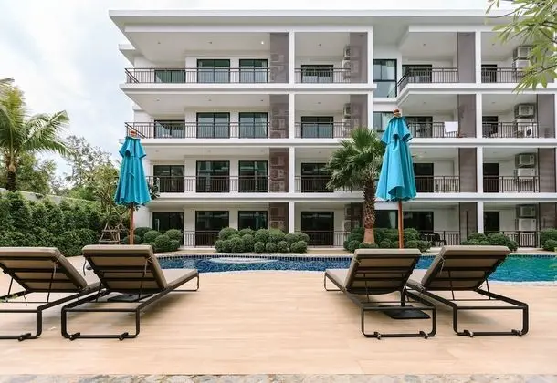 Studio with Pool Access