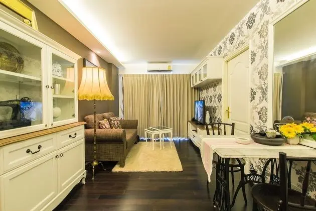 Vintage 1 Bedroom Apartment