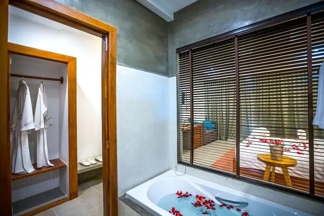 Stüdyo Süit, Balkon, Havuz Manzaralı (Landmark)
