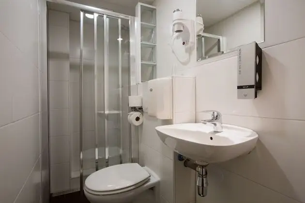 Dört Kişilik Oda, Birden Çok Yatak (basement)