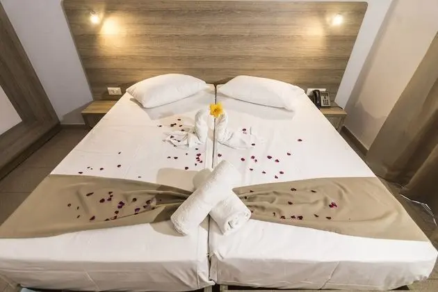 Deluxe Üç Kişilik Oda, Havuz Manzaralı
