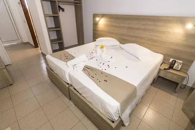 Deluxe Üç Kişilik Oda, Havuz Manzaralı