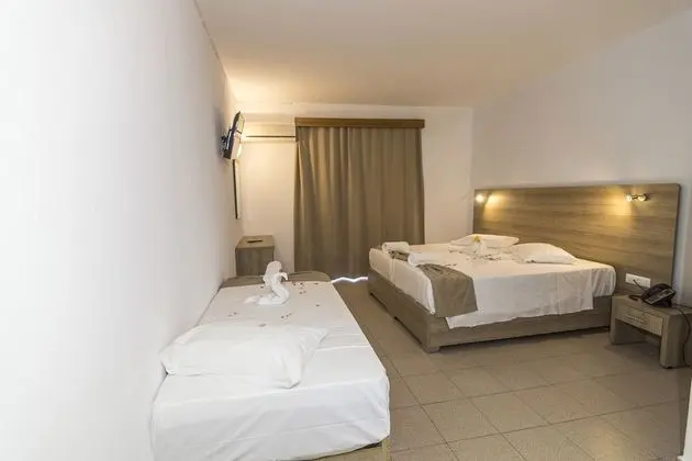 Deluxe Üç Kişilik Oda, Havuz Manzaralı