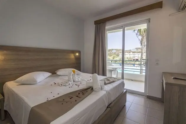Deluxe Üç Kişilik Oda, Havuz Manzaralı