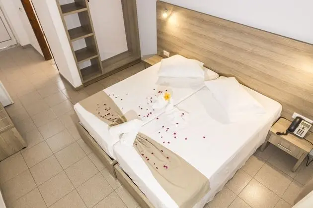 Deluxe Üç Kişilik Oda, Havuz Manzaralı