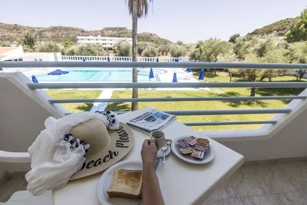 Deluxe Üç Kişilik Oda, Havuz Manzaralı