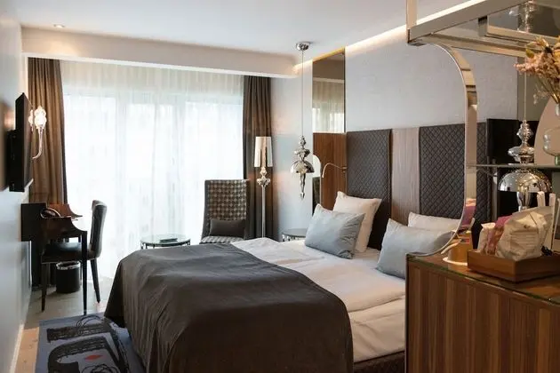 Two double rooms next to each other