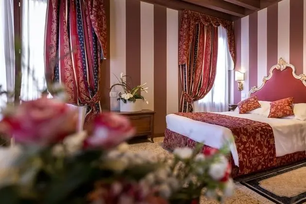 Superior Tek Büyük veya İki Ayrı Yataklı Oda, Kanal Manzaralı