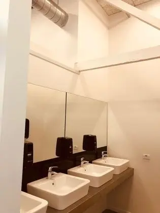 Ortak Ranzalı Oda, Sadece kadınlar için, Ortak Banyo