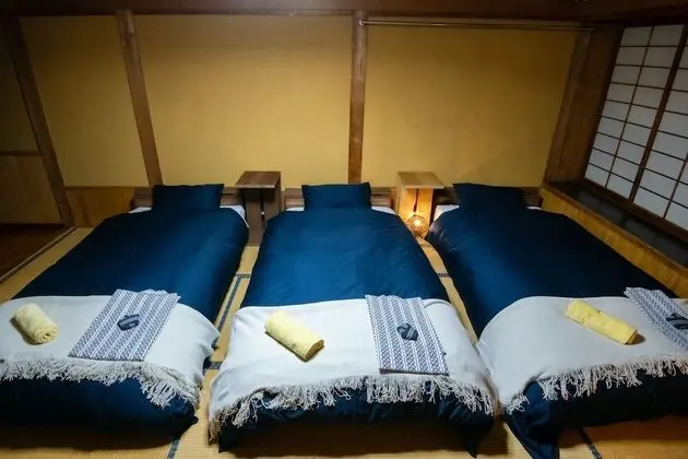 Üç Kişilik Oda, Ortak Banyo (Western Style)