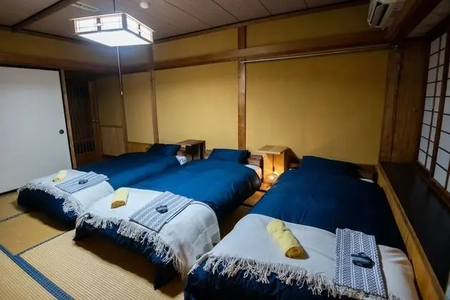 Üç Kişilik Oda, Ortak Banyo (Western Style)