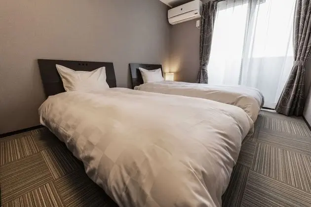 Üç Kişilik Oda, Sigara İçilmez, Nehir Manzaralı