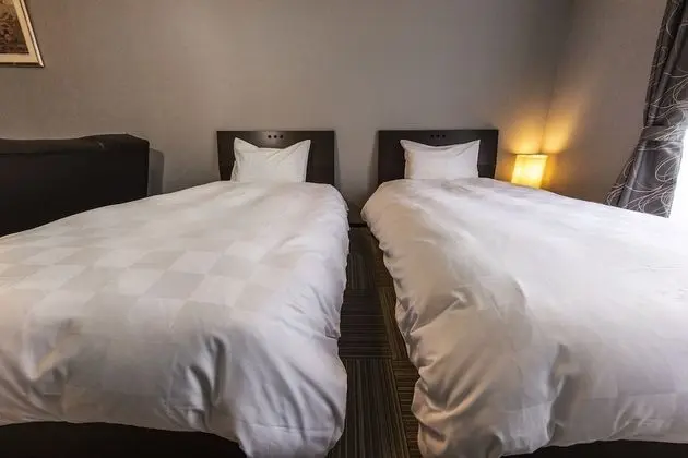 Üç Kişilik Oda, Sigara İçilmez, Nehir Manzaralı