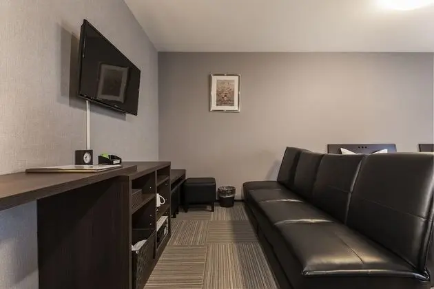 Üç Kişilik Oda, Sigara İçilmez, Nehir Manzaralı