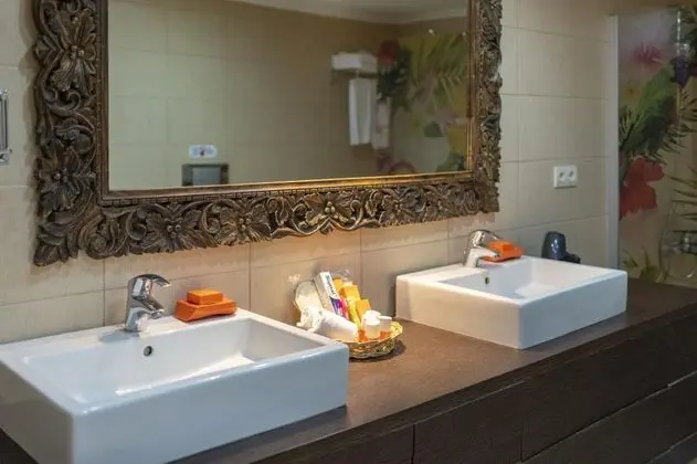 Aile Suiti, Bahçe Manzaralı
