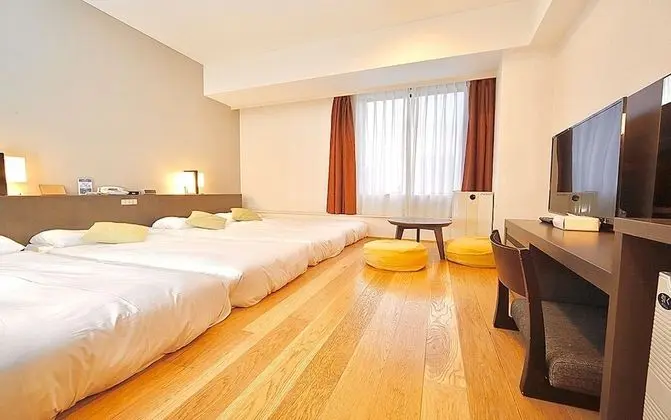 Dört Kişilik Oda, Sigara İçilmez (Wooden Floor)