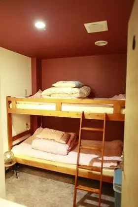 İki Ayrı Yataklı Oda, Ortak Banyo