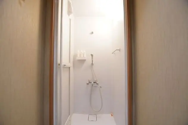 İki Ayrı Yataklı Oda, Ortak Banyo