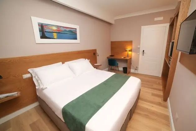 Deluxe Tek Büyük Yataklı Oda, Avlu Manzaralı