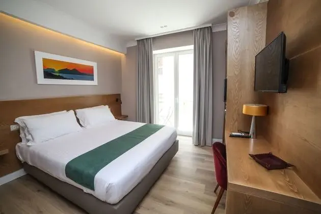 Deluxe Tek Büyük Yataklı Oda, Avlu Manzaralı